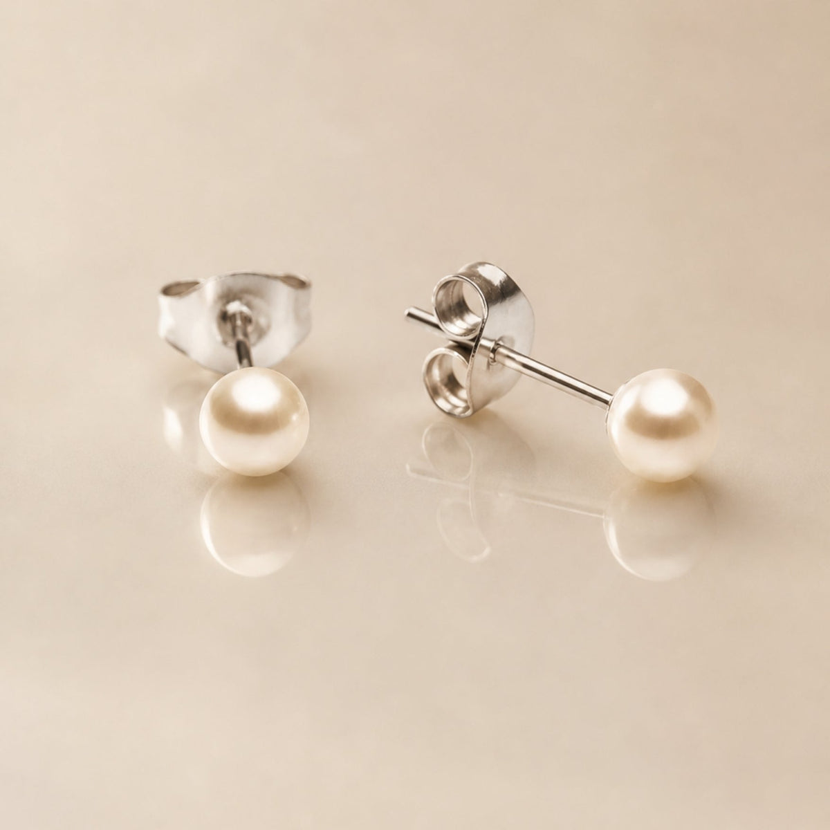 Perla Studs Earrings